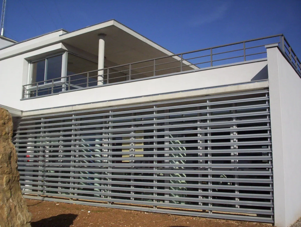 Installation de brise soleil à Villefranche-de-Rouergue